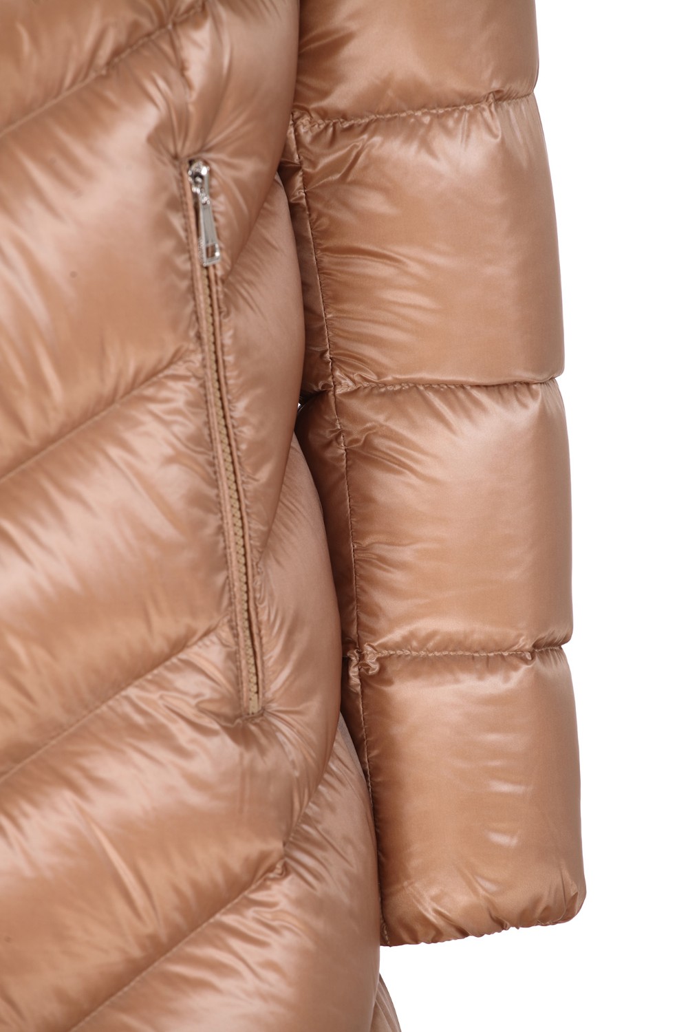 shop MONCLER Saldi Parka: Moncler piumino lungo Cambales.
Realizzato in nylon léger lucido.
Cappuccio.
Trapuntatura in diagonale.
Fodera in nylon léger.
Imbottitura in piuma.
Cappuccio regolabile.
Chiusura con zip.
Tasche con zip.
Composizione: 100% Poliammide.
Composizione imbottitura: 90% Piumino 10% Piuma.
Fabbricato in Romania.. CAMBALES 1C00032539AQ-224 number 4206632